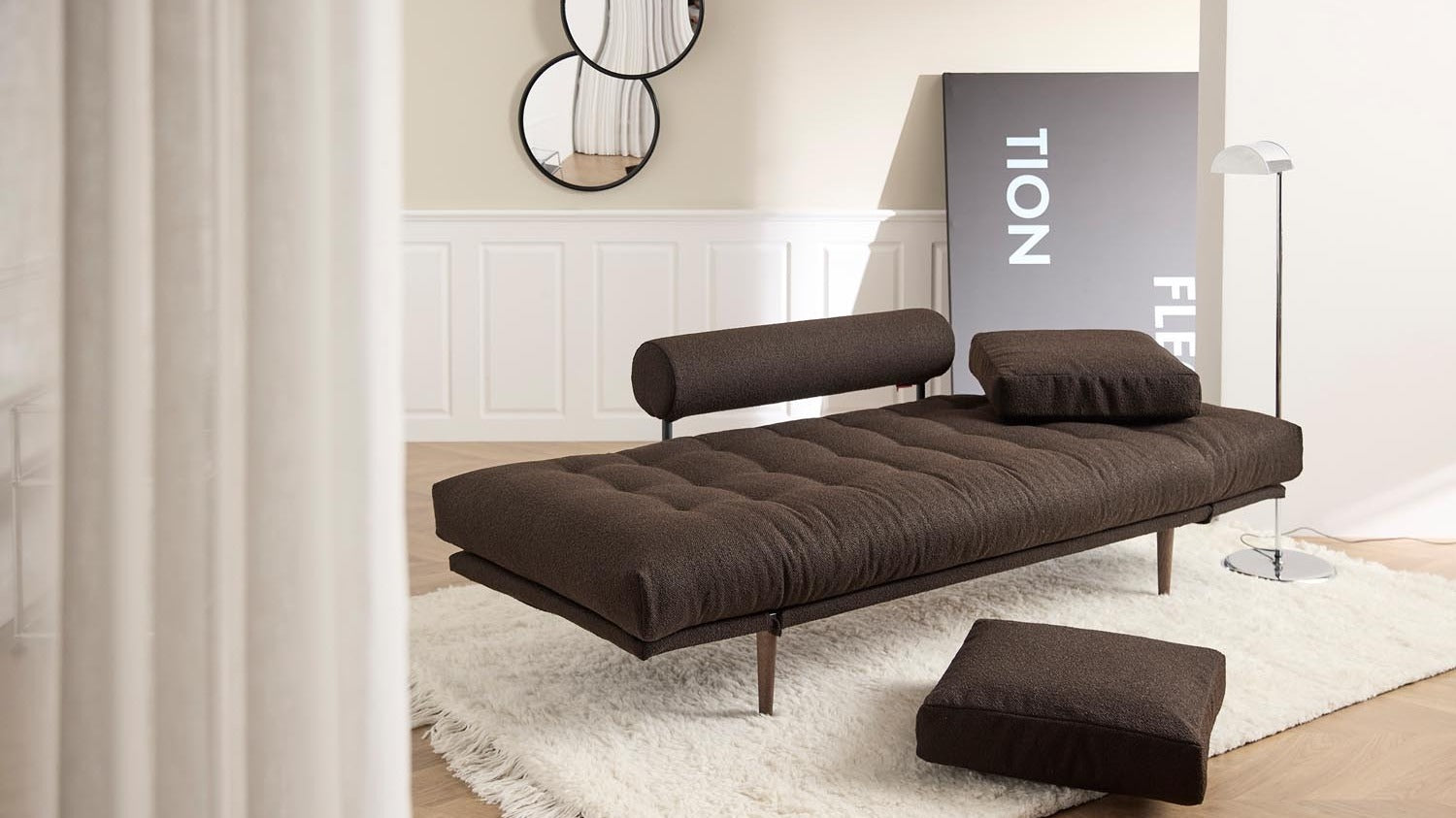 Elegantes graues Sofa in modernem Design, ideal für stilvolle Wohnzimmer und vielseitige Einrichtungsmöglichkeiten.