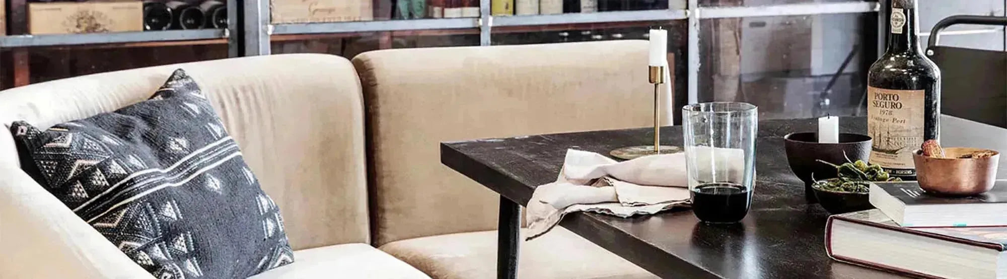 Sofa der Sand-Kollektion von House Doctor in skandinavischem Design mit klaren Linien und neutraler Farbpalette, präsentiert in einem modernen Wohnraum.
