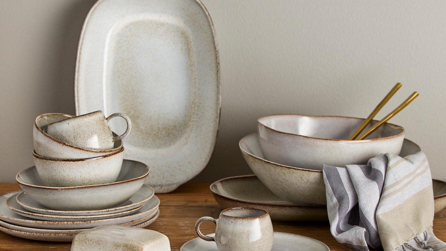 Entdecke das elegante Geschirrset Sandrine von Bloomingville. Skandinavisches Design, handgefertigte Ästhetik, vielseitig für jeden Anlass.