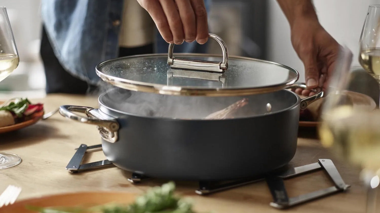 KAQTU Schmortöpfe vereinen langlebiges Design, optimale Wärmeverteilung und vielfältige Größen für köstliche Eintöpfe, Schmorgerichte und mehr.