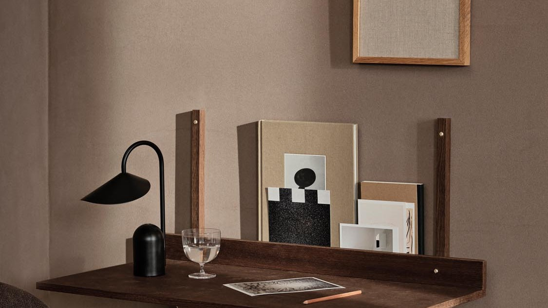 Entdecke die eleganten Wandregale der Sector-Serie von Ferm Living. Hochwertiges, minimalistisches Design für stilvolle Präsentation und Ordnung.