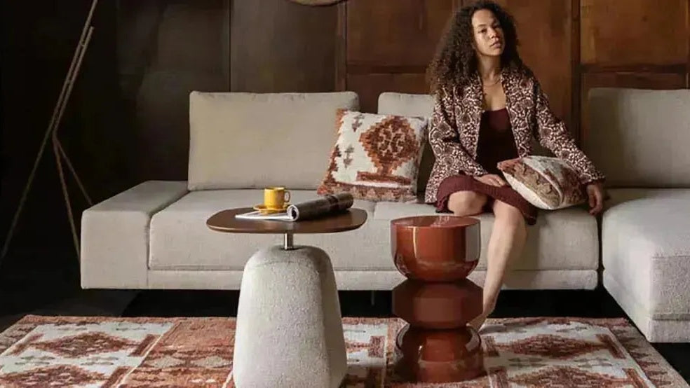 Shelly-Sofa von Dutchbone: Elegantes, komfortables Sofa mit sanften Linien, Holzbeinen und farbenfrohem Stoffbezug – zeitloses Design fürs Wohnzimmer.