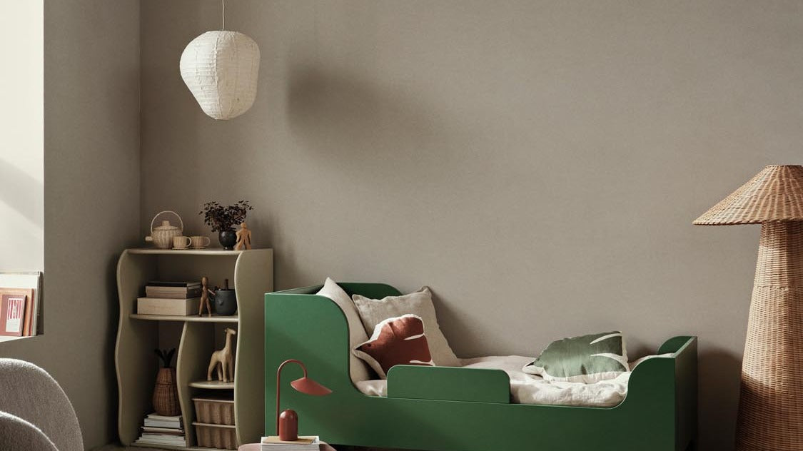 Sill Schrank von Ferm Living in zarten Cashmere- und Olive-Tönen mit gerillten Fronten – stilvolle Aufbewahrung für Flur, Schlafzimmer oder Kinderzimmer.