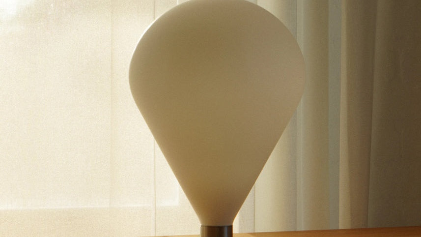 Stimmungsvolle Ely ELY01 Tischleuchte von Tamo, die durch ihr zeitgemäßes Design und sanftes Licht eine gemütliche Atmosphäre schafft.