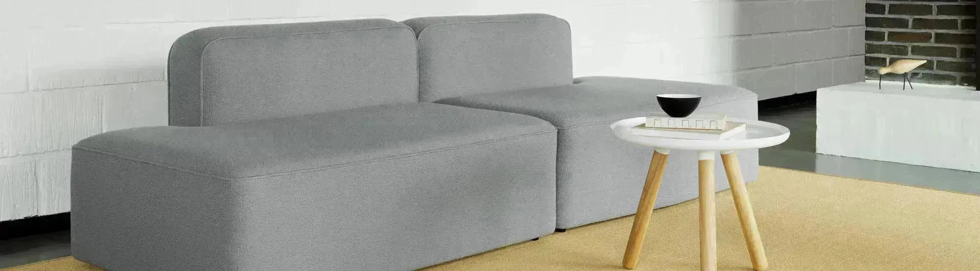 Elegante Beistelltische der Tablo-Serie von Normann Copenhagen in minimalistischem skandinavischen Design mit klaren Linien, einer robusten Laminat-Tischplatte und schlanken, pulverbeschichteten Stahlbeinen, präsentiert in verschiedenen Größen und Farben.