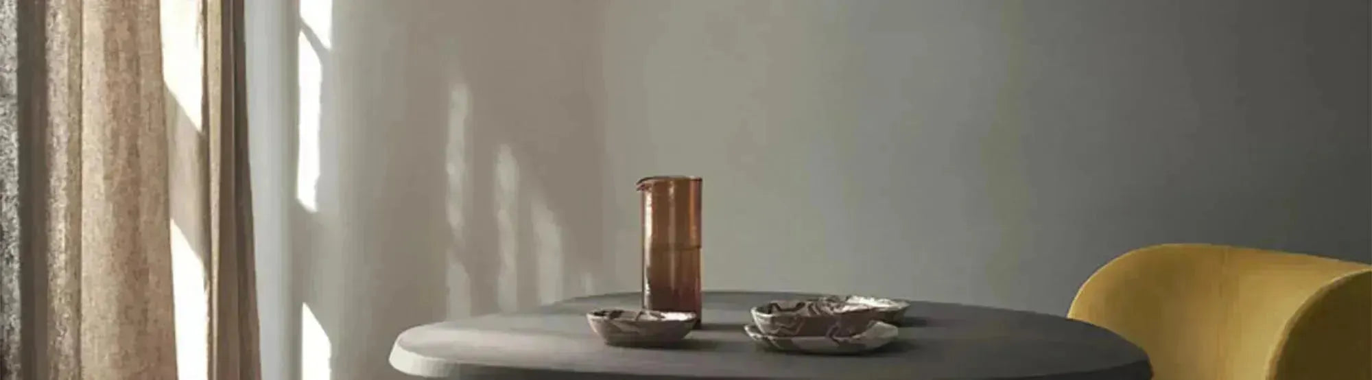 Tisch aus der Tarn-Kollektion von Ferm Living mit organischen Formen und skandinavischem Design, präsentiert in einem modernen, harmonischen Wohnambiente.