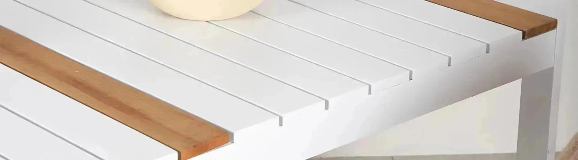 Togo Gartentisch von Venture Home in modernem, zeitlosem Design, wetterfest und ideal für den Einsatz im Freien, präsentiert in einer stilvollen Gartenumgebung.