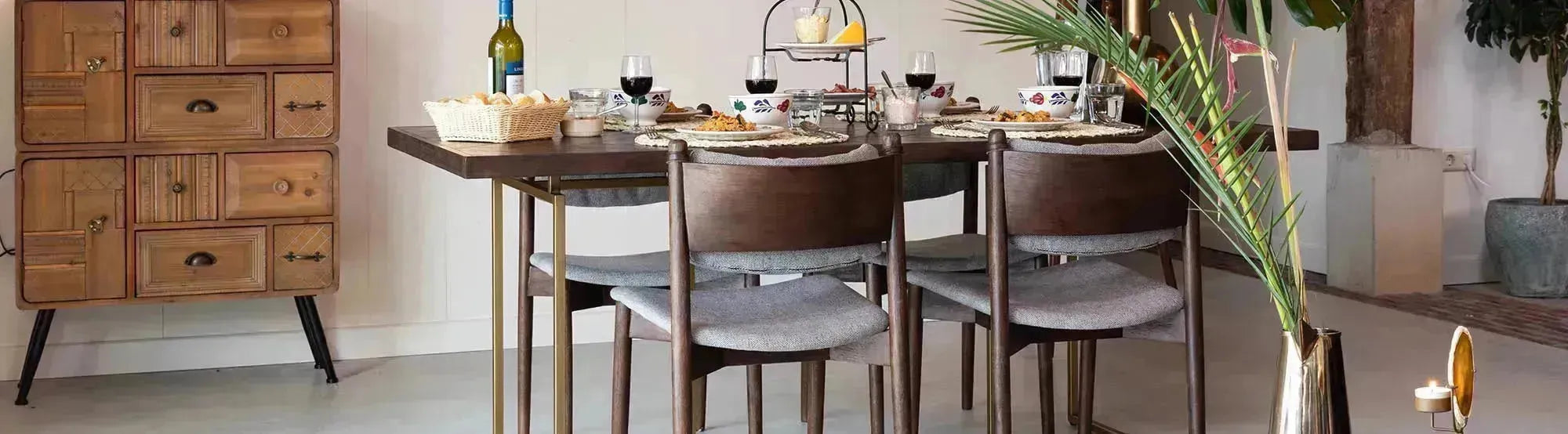 Stilvolle Stühle und Sessel der Torrance-Kollektion von Dutchbone mit skandinavischer Eleganz, Vintage-Charme, hochwertigen Stoffen und eleganten Holzbeinen, perfekt für modernes und klassisches Interieur.