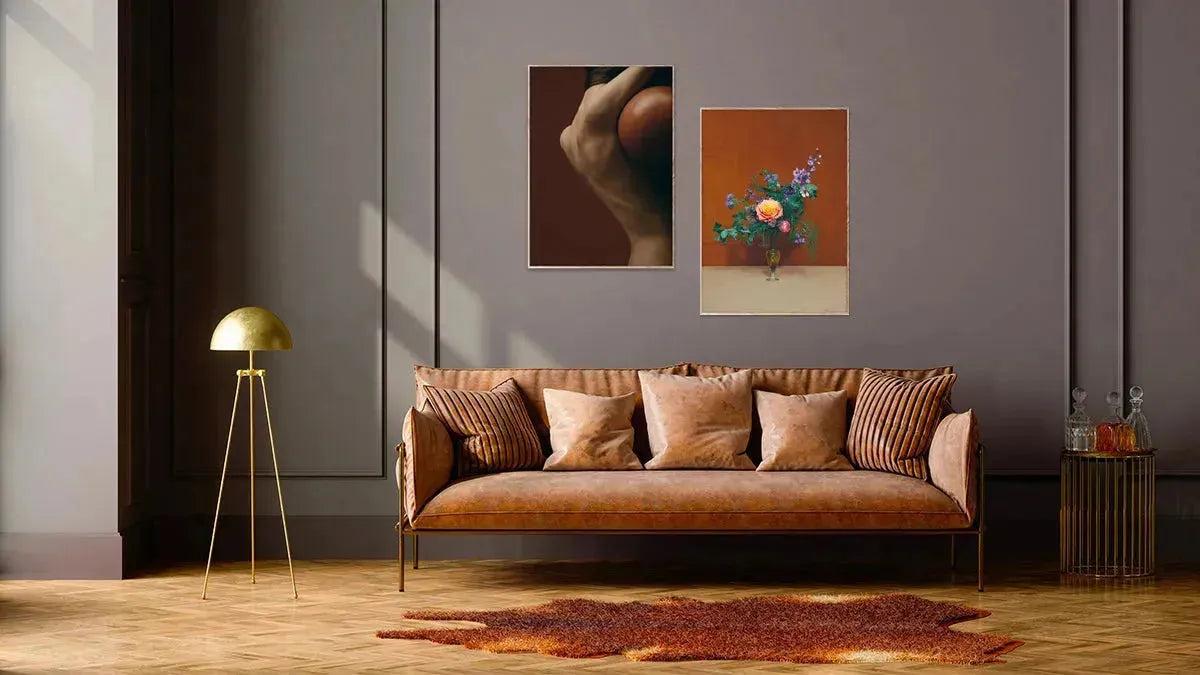 Monochromes Wohnzimmer mit eleganter Einrichtung: Dezente Farbtöne, goldene Akzente, moderner Beistelltisch, gemusterter Teppich und stilvolle Dekoration schaffen ein harmonisches und zeitloses Ambiente.