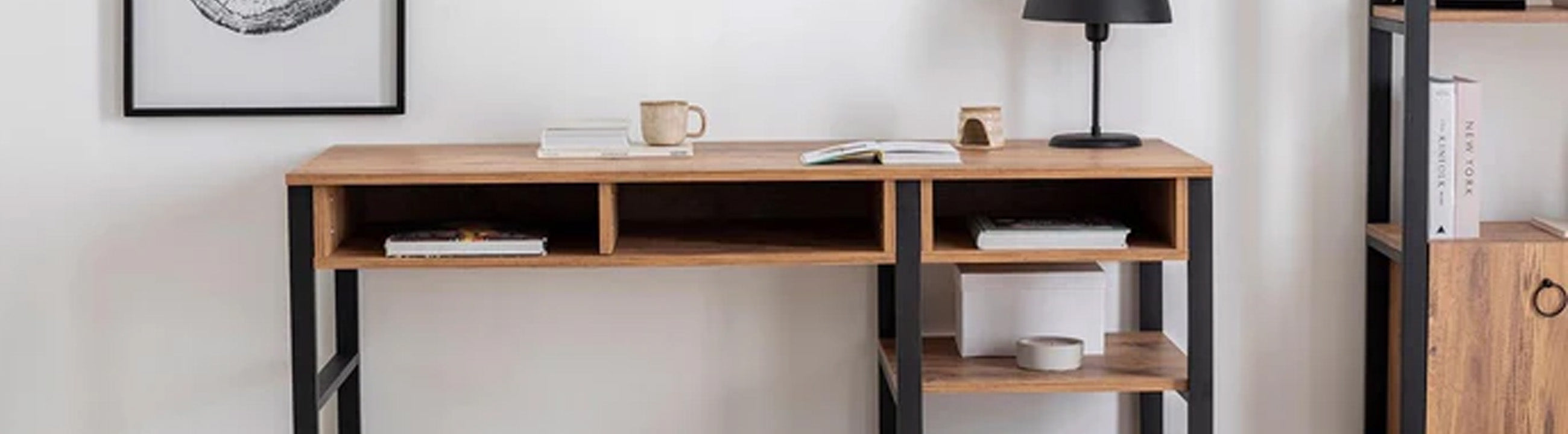 Der Emro Tisch von Hanah Home ist stylisch und elegant zugleich. Passt perfekt in deine Wohnung. Egal ob als Schreibtisch oder sonst als Tisch er findet bestimmt sein Platz.