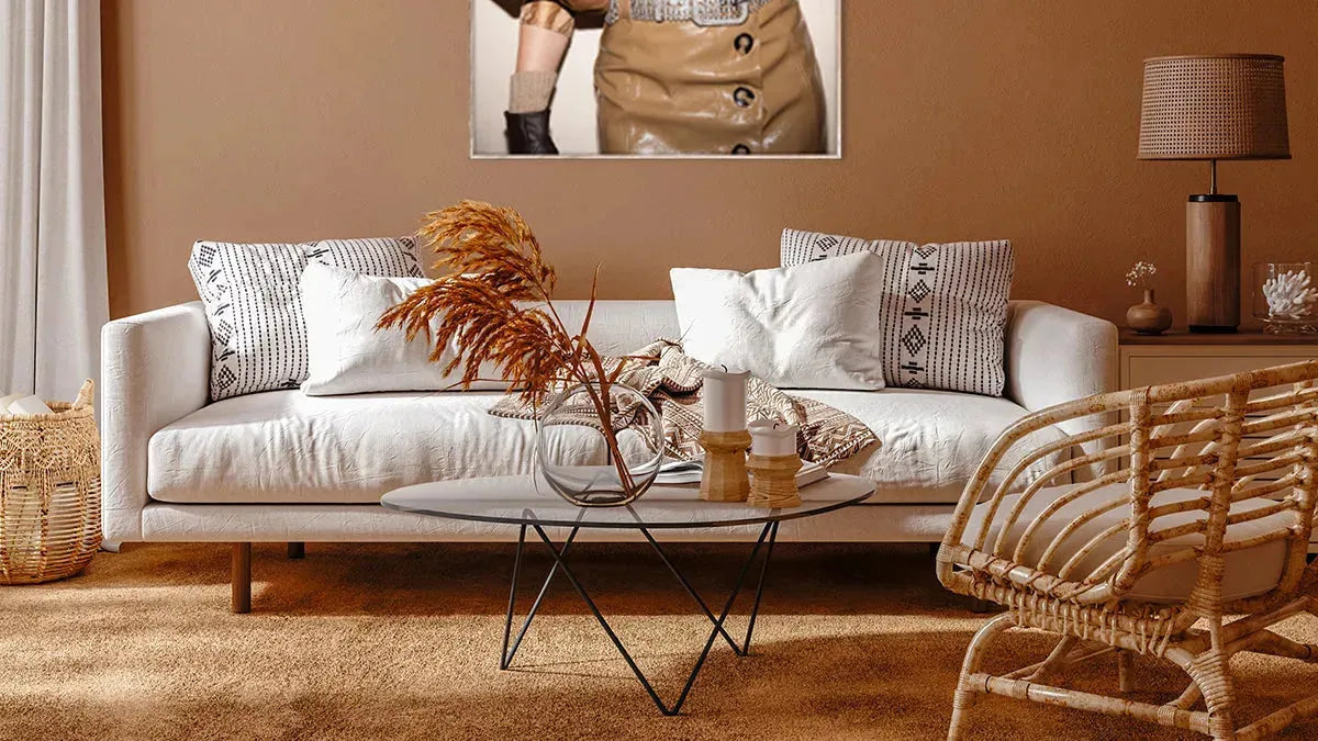 Boho-Chic-Kollektion: Frau in einem fliessenden, gemusterten Kleid mit handgefertigten Details, umgeben von natürlicher Kulisse, die Freiheit, Kreativität und den unkonventionellen Bohemian-Stil verkörpert.