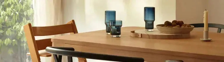 Mundgeblasene Gläser der LSA Utility-Kollektion mit klaren Linien und schlichter Form, präsentiert auf einem stilvollen Tischarrangement.