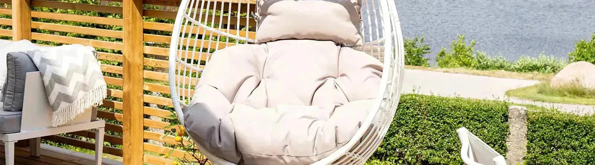Outdoor-Möbel der Viga Kollektion von Venture Home, bestehend aus stilvollen, wetterfesten Loungesofas, Sesseln und Esstischen in modernem Design, arrangiert in einem einladenden Garten- oder Terrassenbereich.