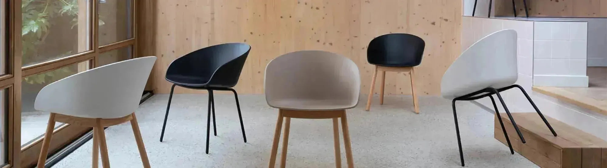 Elegante Stühle der Void-Kollektion von Zuiver mit minimalistischem Design, klaren Linien und sanften Kurven, die modernen Stil und Komfort in jeden Wohnraum bringen.