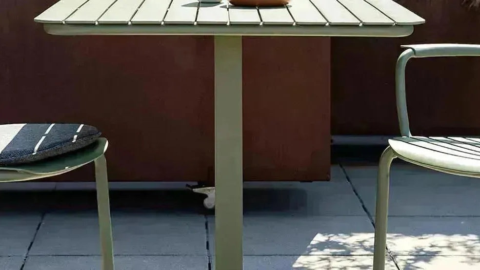 Entspanne stilvoll im Freien mit der Vondel Kollektion von Zuiver. Hochwertige Outdoor Möbel für Garten, Balkon und Terrasse.