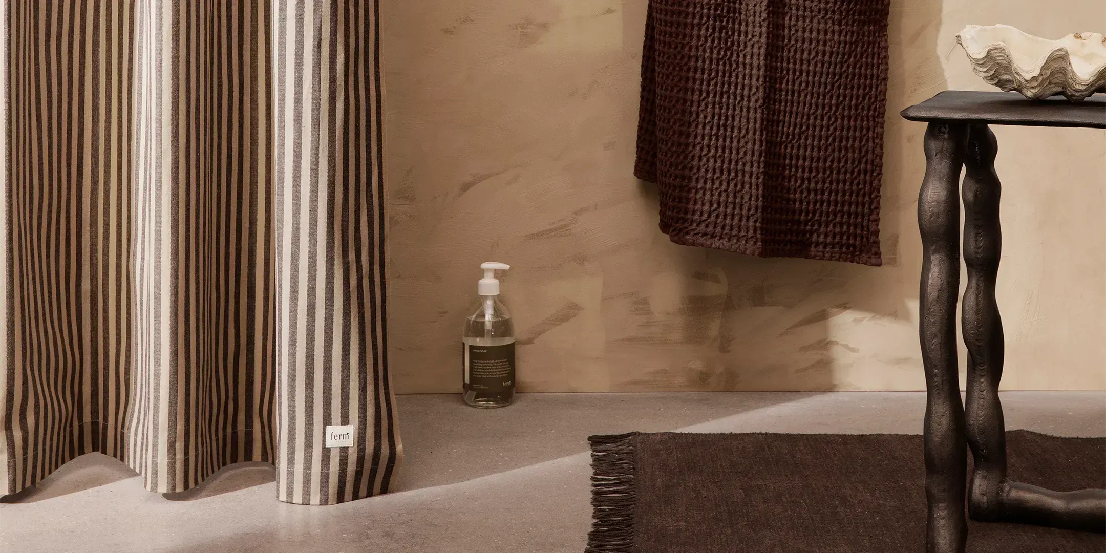Vorhänge in verschiedenen Farben und Materialien, perfekt für Schlafzimmer, Wohnzimmer und Esszimmer, präsentiert in einer stilvollen Wohnumgebung.