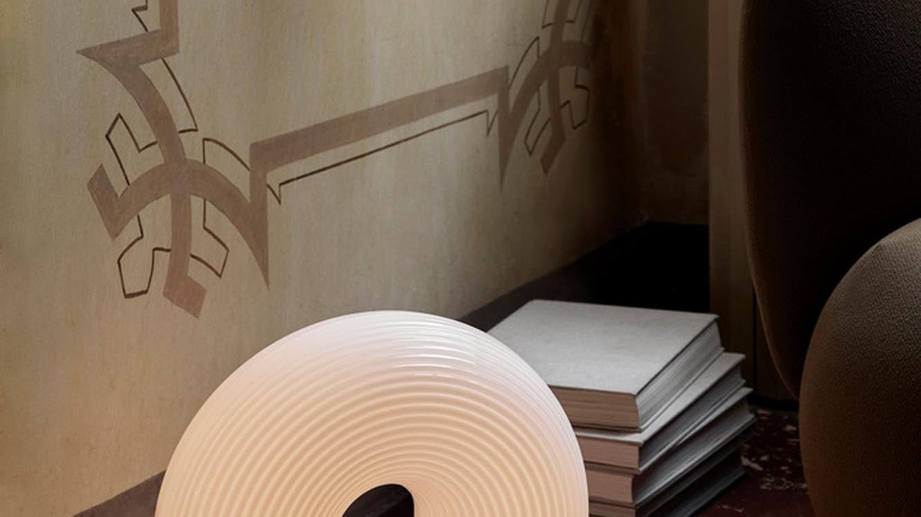 Entdecke die Vuelta Kollektion von Ferm Living: skulpturale Leuchten mit dimmbarem Licht, USB-Anschluss und elegantem Design für jeden Raum.