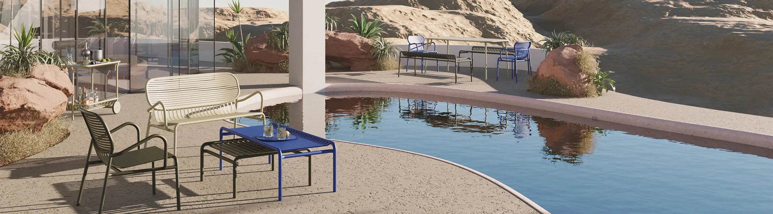 Outdoor-Möbel der Week-End Kollektion von Petite Friture in modernem französischem Design, bestehend aus wetterfestem Aluminium mit klaren Linien und kräftigen Farben, arrangiert auf einer Terrasse im Freien.