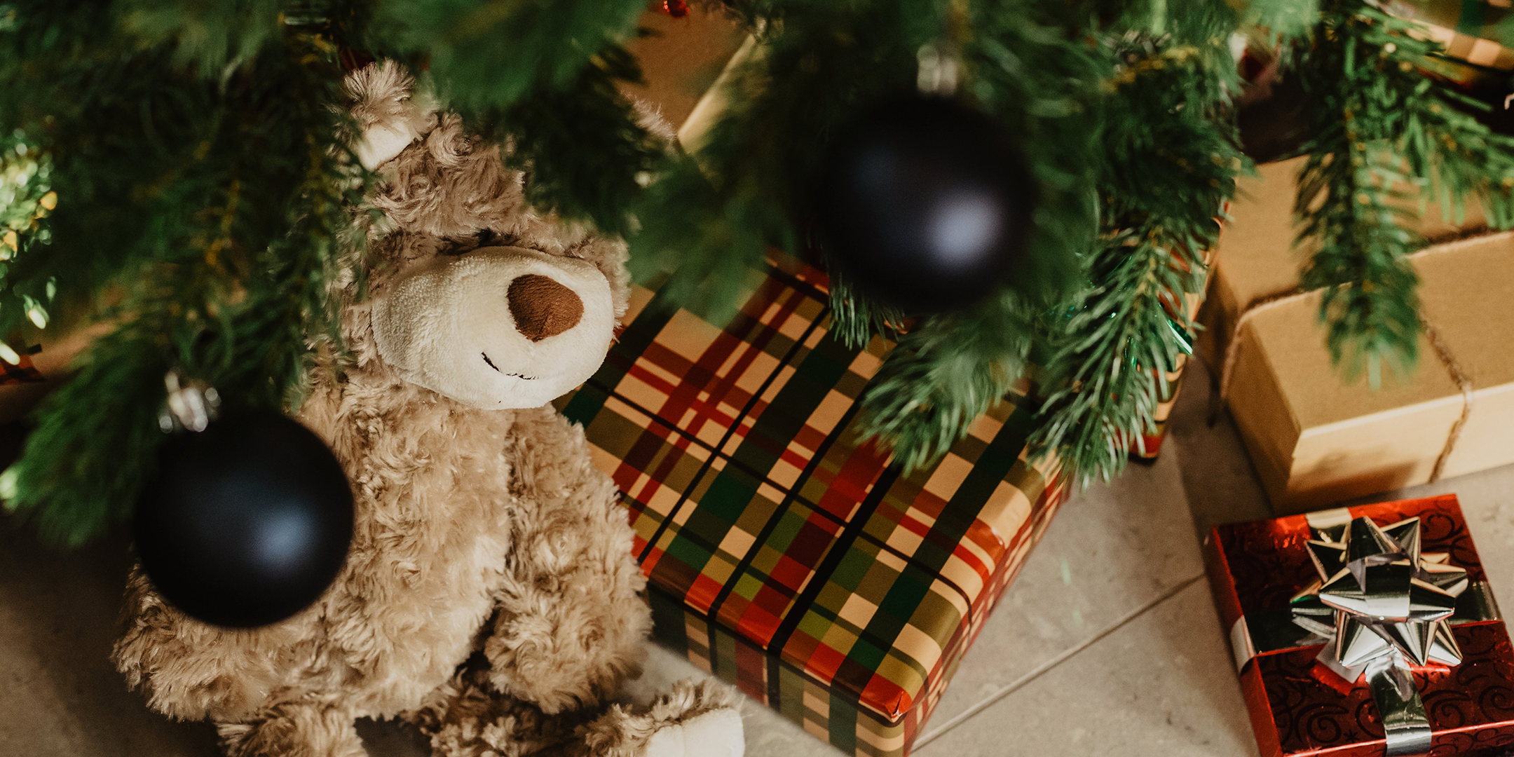 Weihnachtszauber von KAQTU: Festliche Kollektion mit handgefertigten Christbaumkugeln, Kerzenhaltern, Leuchtdekoration und stilvollen Accessoires.