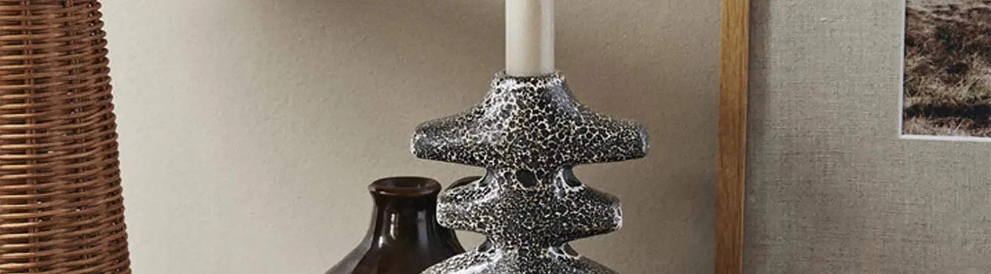 Skulpturale Vasen und Deko-Objekte der Yara Kollektion von Ferm Living aus handgefertigter Keramik in natürlichen Farben wie Sand, Off-White und Schwarz, präsentiert auf einem minimalistischen Hintergrund.