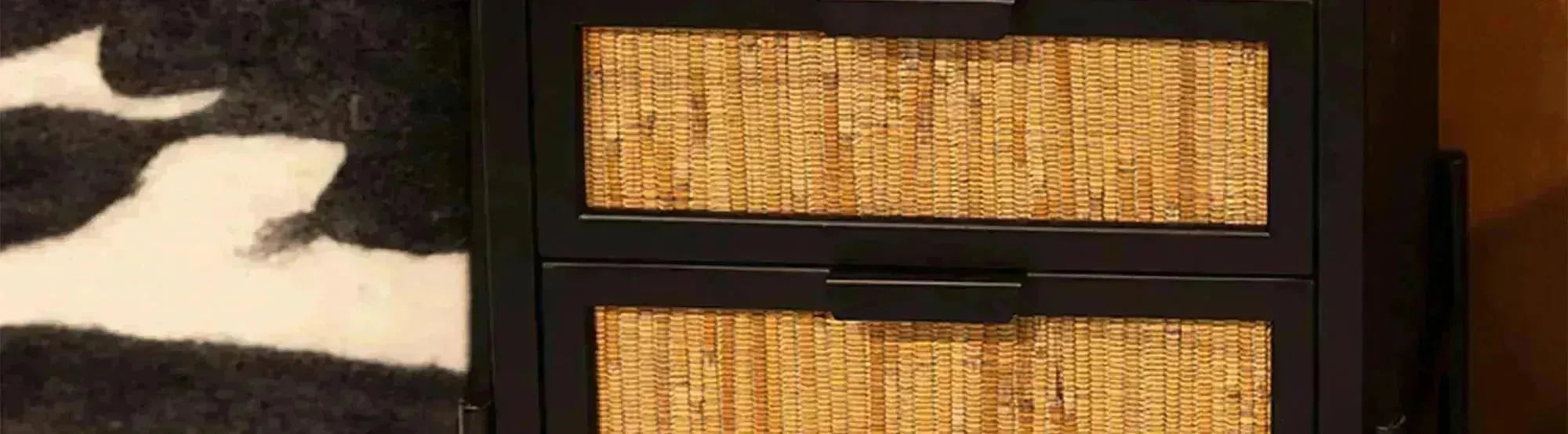 Stilvolle Aufbewahrungsmöbel der Yasu Kollektion von Dutchbone, mit klaren Linien, hochwertigem Holz und metallischen Akzenten, die modernes Design und Funktionalität vereinen.