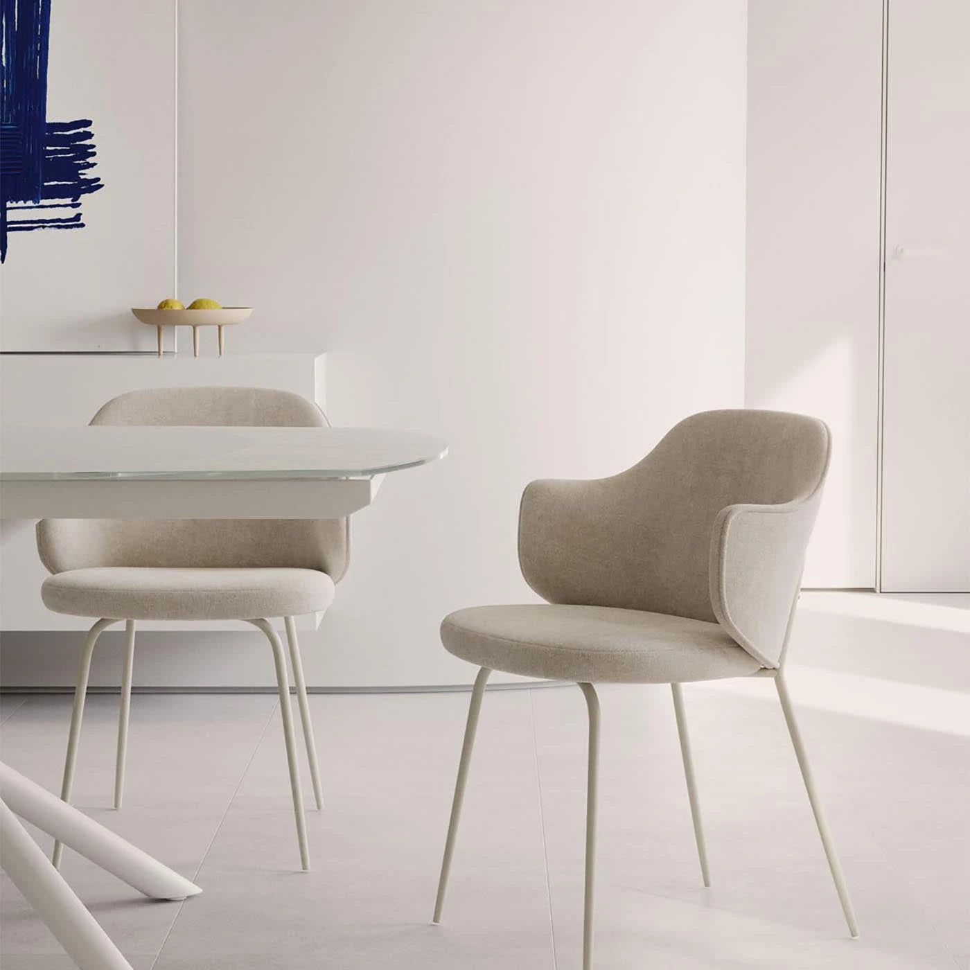 Yunia von Kave Home – elegante Stühle mit geschwungener Form