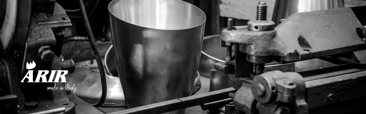 Ein Schwarz-Weiss-Foto einer Maschine, die Metall herstellt.
