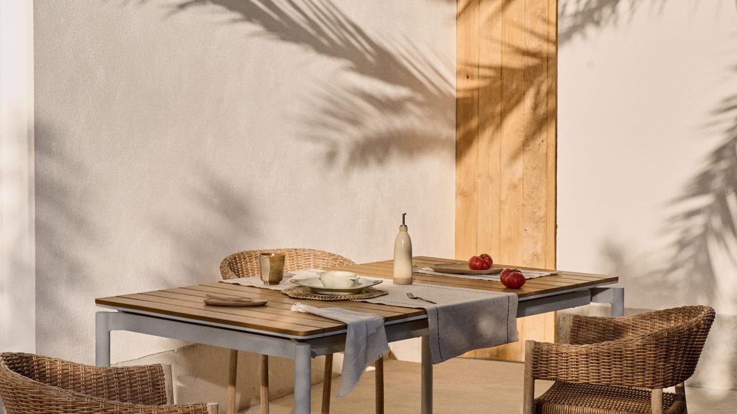 Entdecke unsere ausziehbaren Gartentische: flexibel, wetterfest und stilvoll für jeden Anlass im Freien. Ideal für Balkon, Terrasse und Garten!