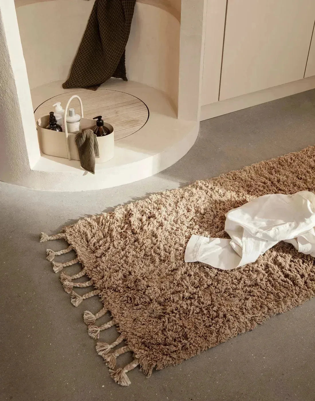 Hochwertige Badetücher und pflegeleichte Handtücher in verschiedenen Designs, ideal für ein stilvolles und funktionales Badezimmer.