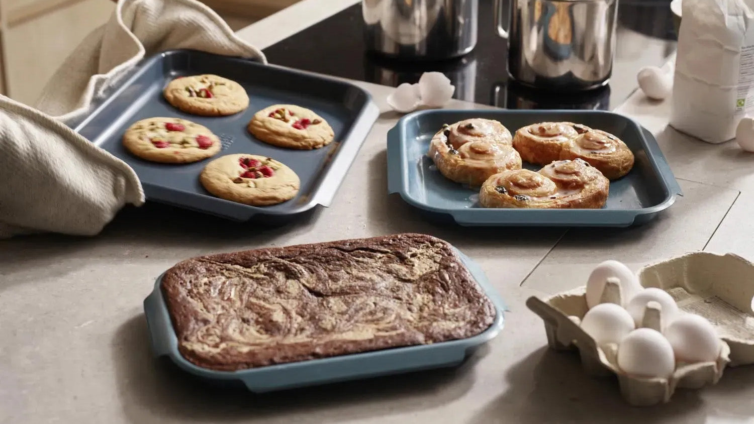 Entdecke hochwertige Backformen und Backbleche bei KAQTU für perfekte Backergebnisse. Ideal für Kuchen, Plätzchen und Brot – vielseitig und langlebig!