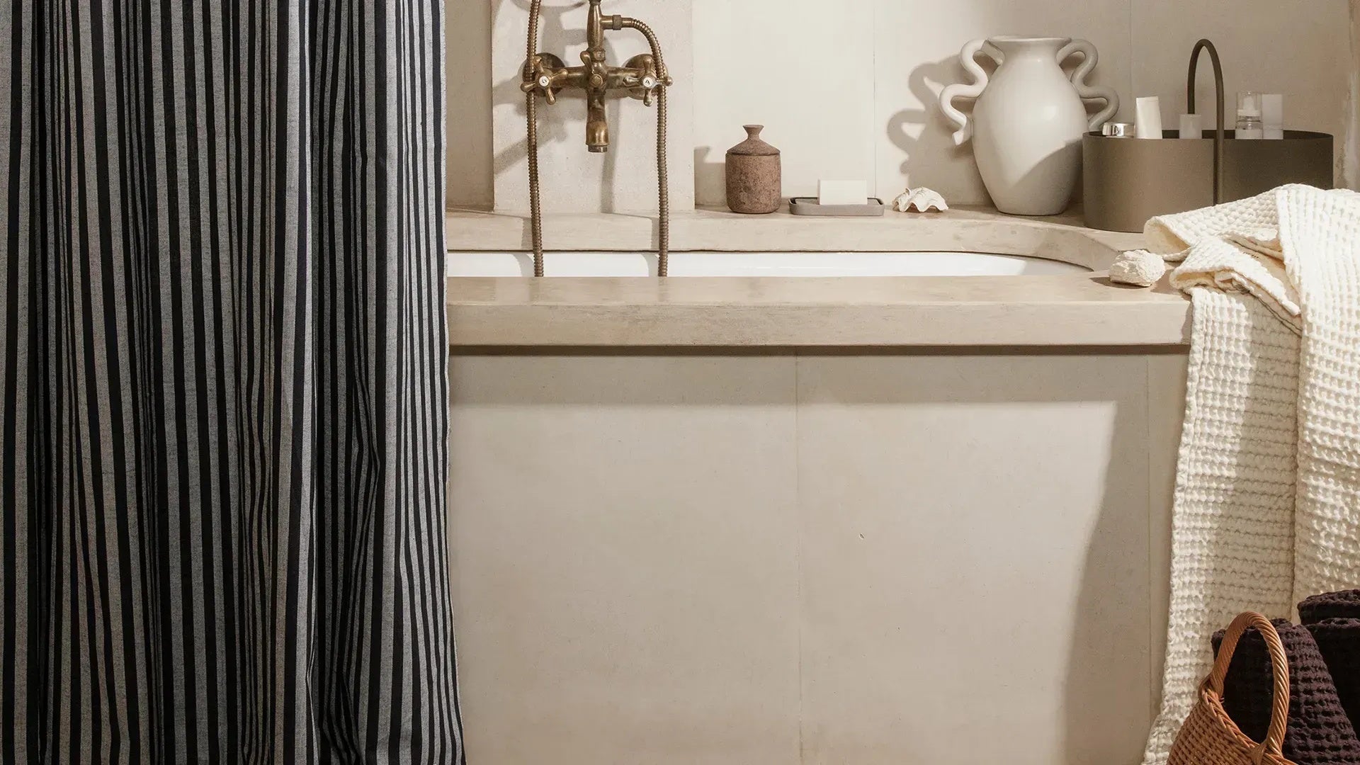 Entdecken Sie edle Badaccessoires wie Handtuchhalter und Seifenspender, die Stil und Funktionalität in Ihr Badezimmer bringen. Hochwertige Designs für jeden Bedarf!