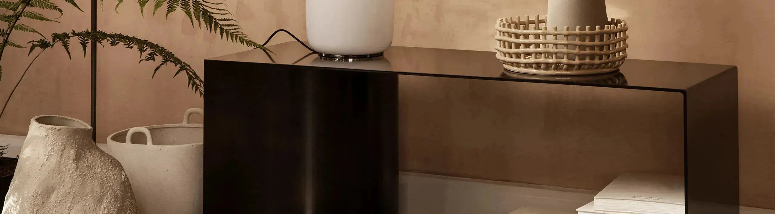 Sitzbank aus Holz in modernem Design, ideal für Wohn- und Essbereiche, kombiniert Funktionalität und Ästhetik.