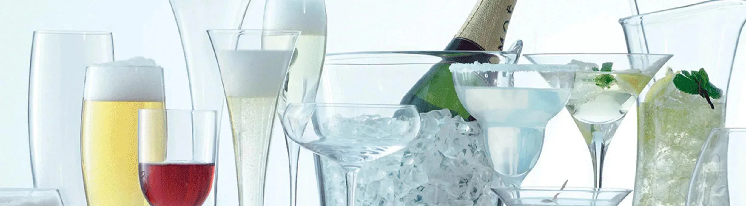 Elegante Gläser der LSA Bar Serie aus mundgeblasenem Glas, präsentiert in einem stilvollen Arrangement, ideal für verschiedene Getränke und Anlässe.