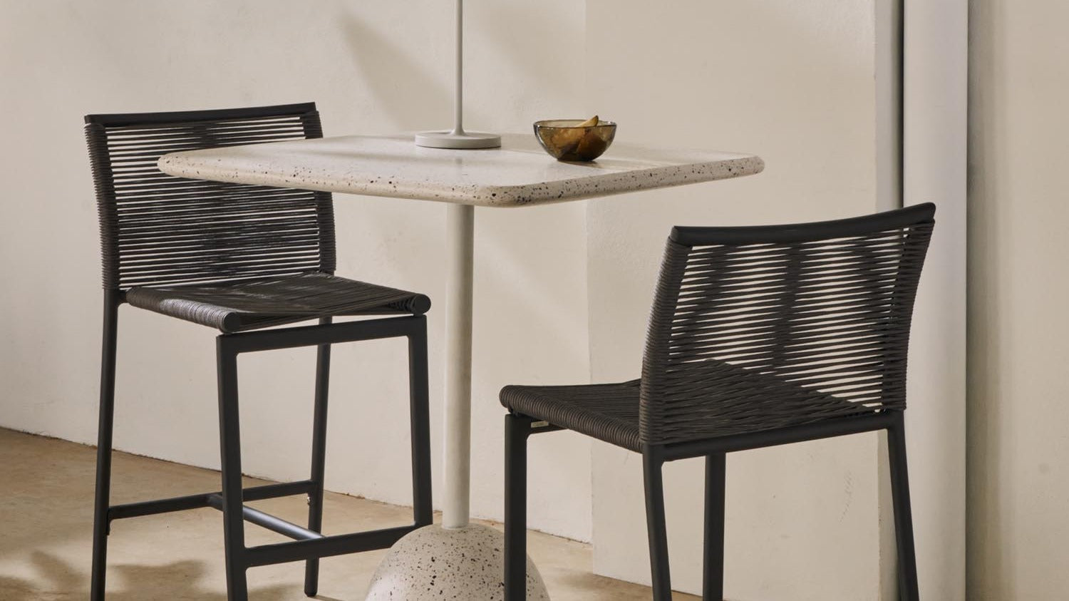 Entdecke wetterfeste Outdoor-Bartische & Stehtische bei KAQTU. Ideal für stilvolle Apero-Momente im Freien – langlebig, modern und perfekt für Garten oder Balkon!