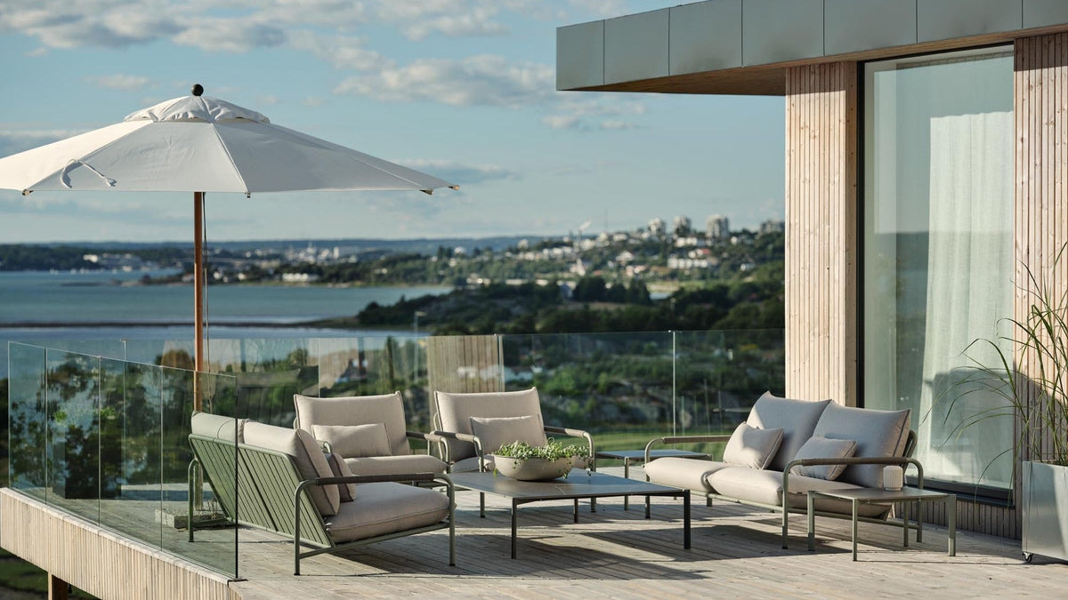Lerberget Gartenlounge von Be Garden mit 2.5-Sitzer, zwei Sesseln und Hallavara Couchtisch in Anthrazit
