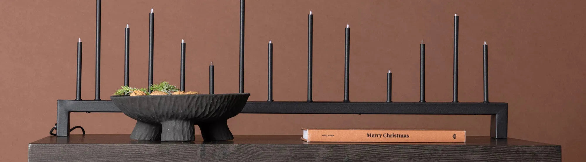 Beistelltische in modernen Designs aus Holz, Marmor und Metall, stilvoll arrangiert in einem eleganten Wohnambiente.
