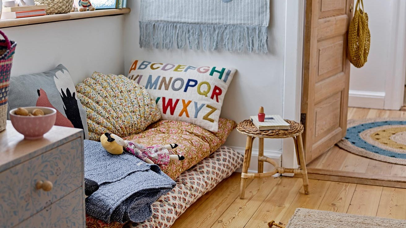 Entdecke unsere hochwertigen Bettkissen für besten Schlafkomfort. Ideal für jeden Schlaftyp, bieten sie optimale Unterstützung und stilvolles Design.