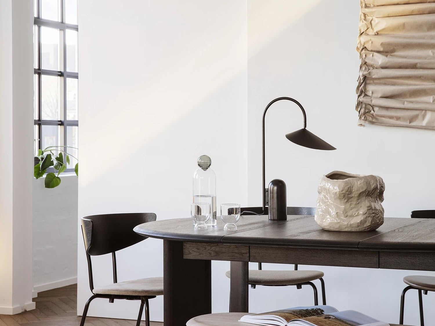 Entdecke die Bevel Kollektion von Ferm Living: elegante Tische und Bänke, die Funktionalität und zeitloses Design vereinen. Hochwertige Materialien und subtile Eleganz für dein Zuhause.
