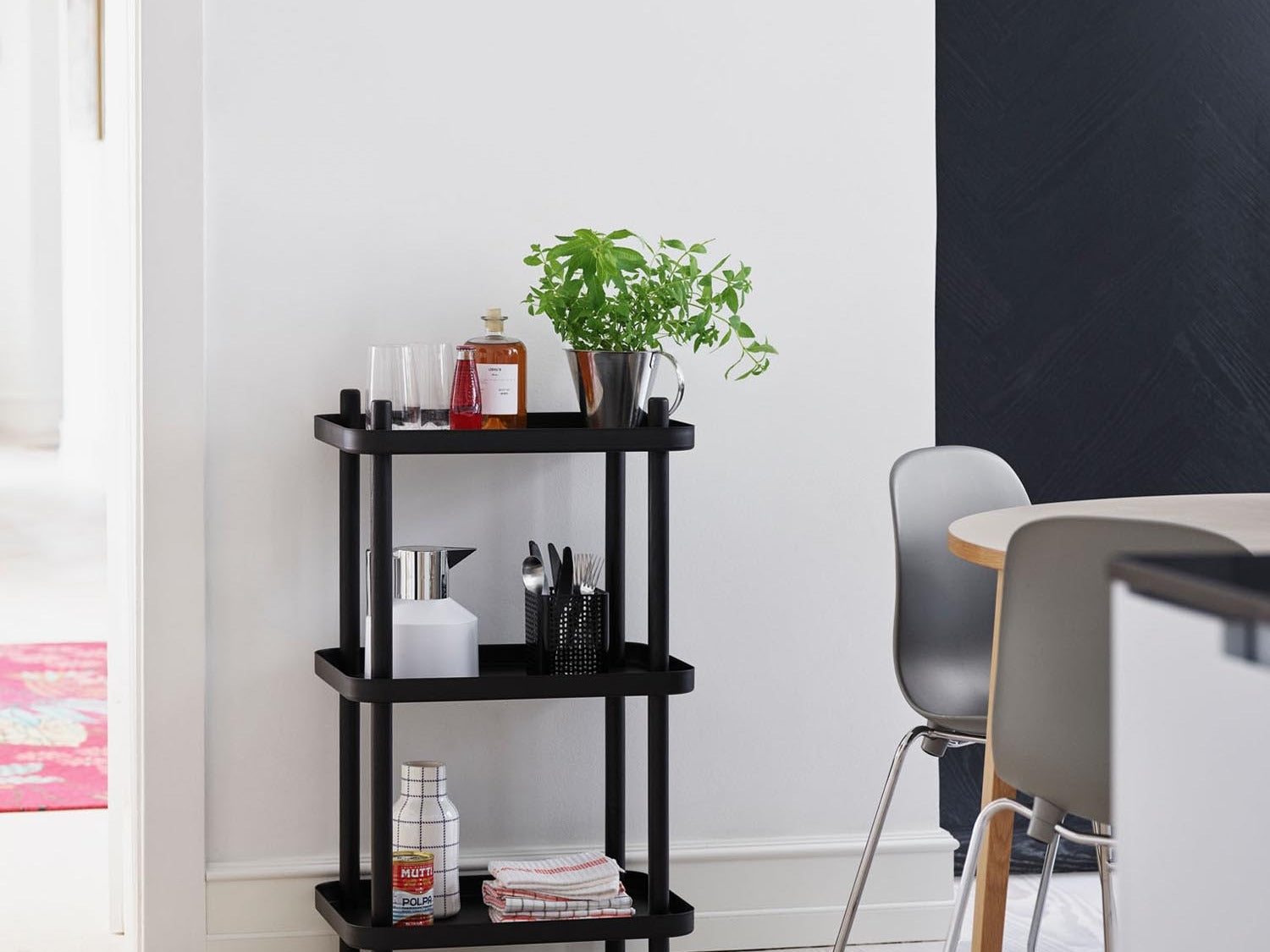 Block Trolley & Regal von Normann Copenhagen: Vielseitige Aufbewahrung aus Holz/Metall, mobil einsetzbar mit skandinavischem Design.