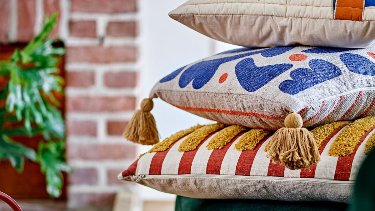 Eviaya Serie von Bloomingville mit blauem Steingut-Geschirr, Servietten und Kissen mit Quasten