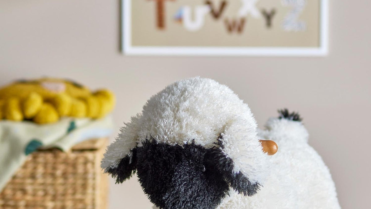 Dolly Kollektion von Bloomingville Mini mit Schaf-Pouf, Mobile und Steingut-Tasse im Kinderzimmer
