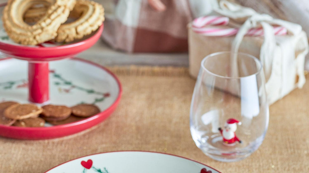 Bloomingville Yule Kollektion mit Teller, Becher und Servierplatte aus Steingut in Natur und Rot auf gedecktem Tisch