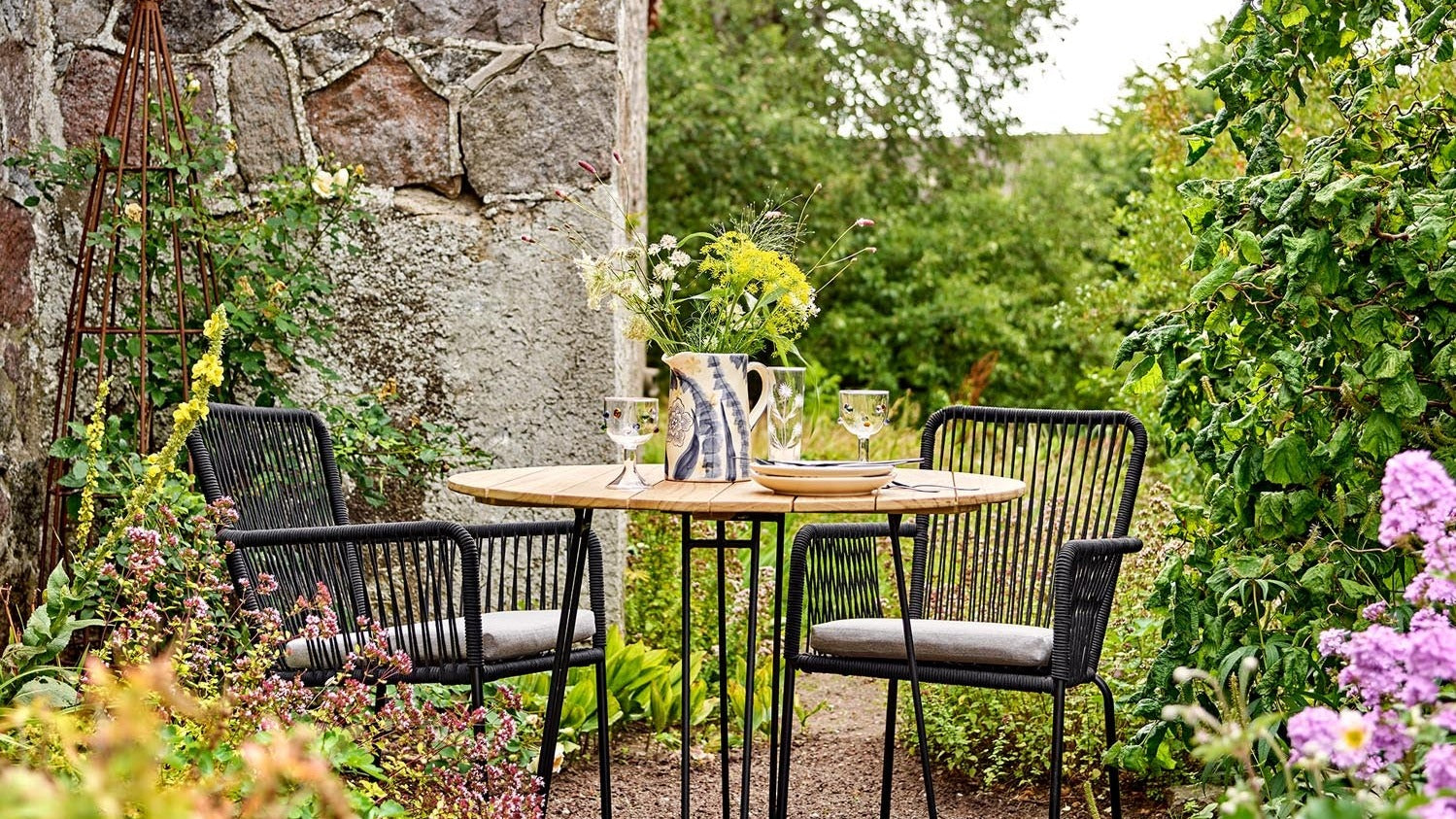 Elegante Bloomingville Outdoor Möbel in stilvollem Design, ideal für entspannte Stunden im Freien.