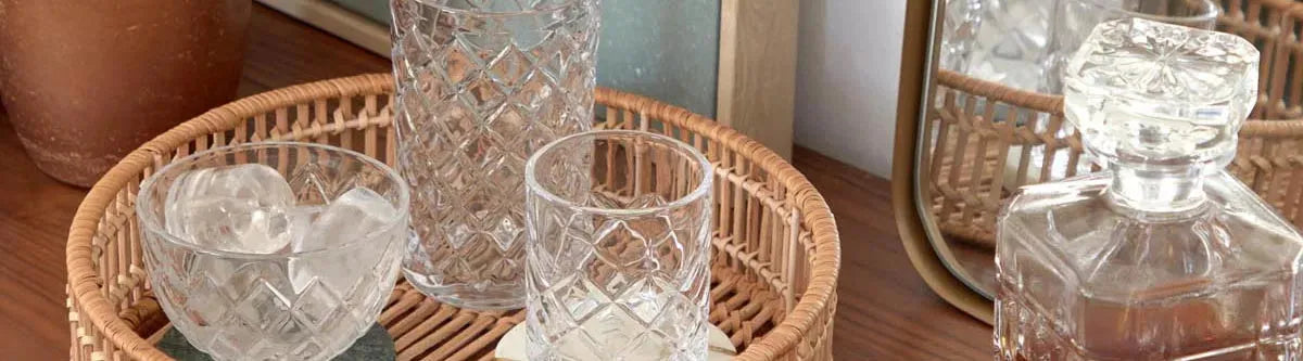 Elegante Gläser und Karaffen der Bohemia Selection Kollektion aus hochwertigem Kristallglas, perfekt für Gin Tonic, Wein und andere Getränke, mit zeitlosem Design und herausragender Handwerkskunst.