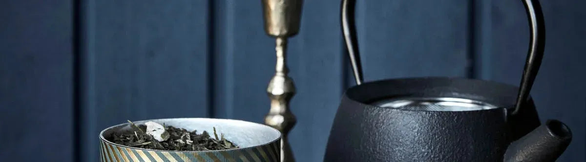 Elegante Bredemeijer Teekannen und Teezubehör aus hochwertigen Materialien wie Edelstahl und Gusseisen, präsentiert in stilvollem Design, ideal für Teeliebhaber.