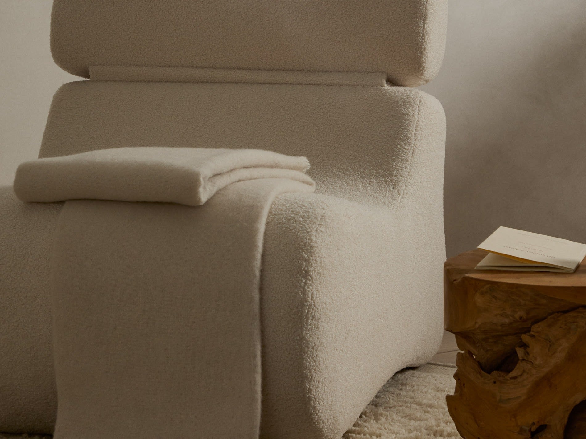 Entdecke die Club-Kollektion von House Doctor: Stilvolle Leuchten und Tische im Industrial-Stil, die urbanen Charme und Eleganz vereinen.