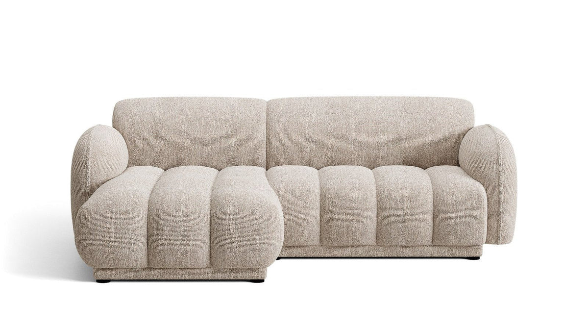 Bilbao Ecksofa von Cosmopolitan Design in beigem Bouclé mit schwarzen Füssen in einem hellen Wohnzimmer