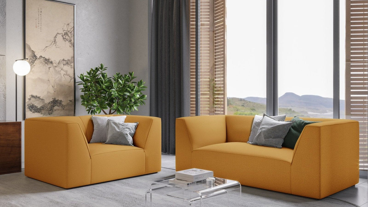 Siena Ecksofa von Cosmopolitan Design mit klaren Linien und schwarzen Füssen in einem modernen Wohnzimmer