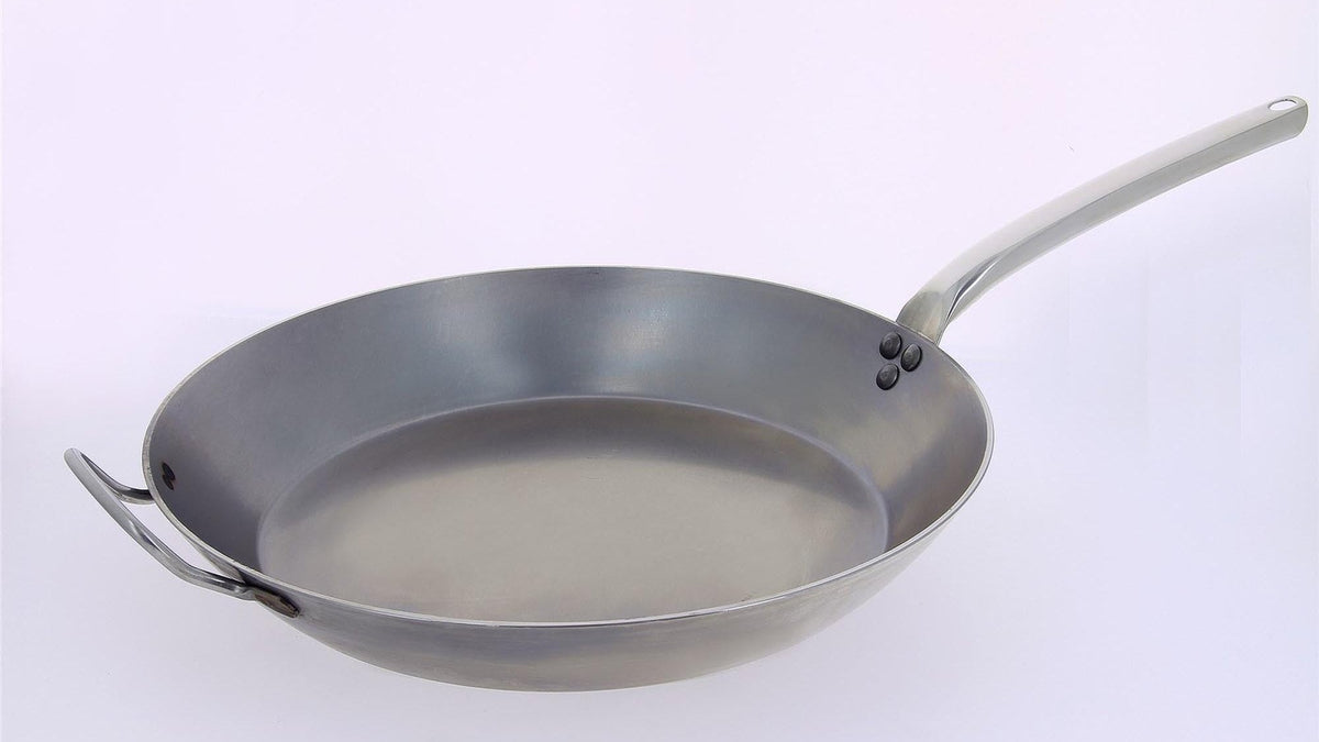 de Buyer CARBONE PLUS Bratpfannen aus Stahlblech in verschiedenen Grössen und Formen auf einem Induktionsherd