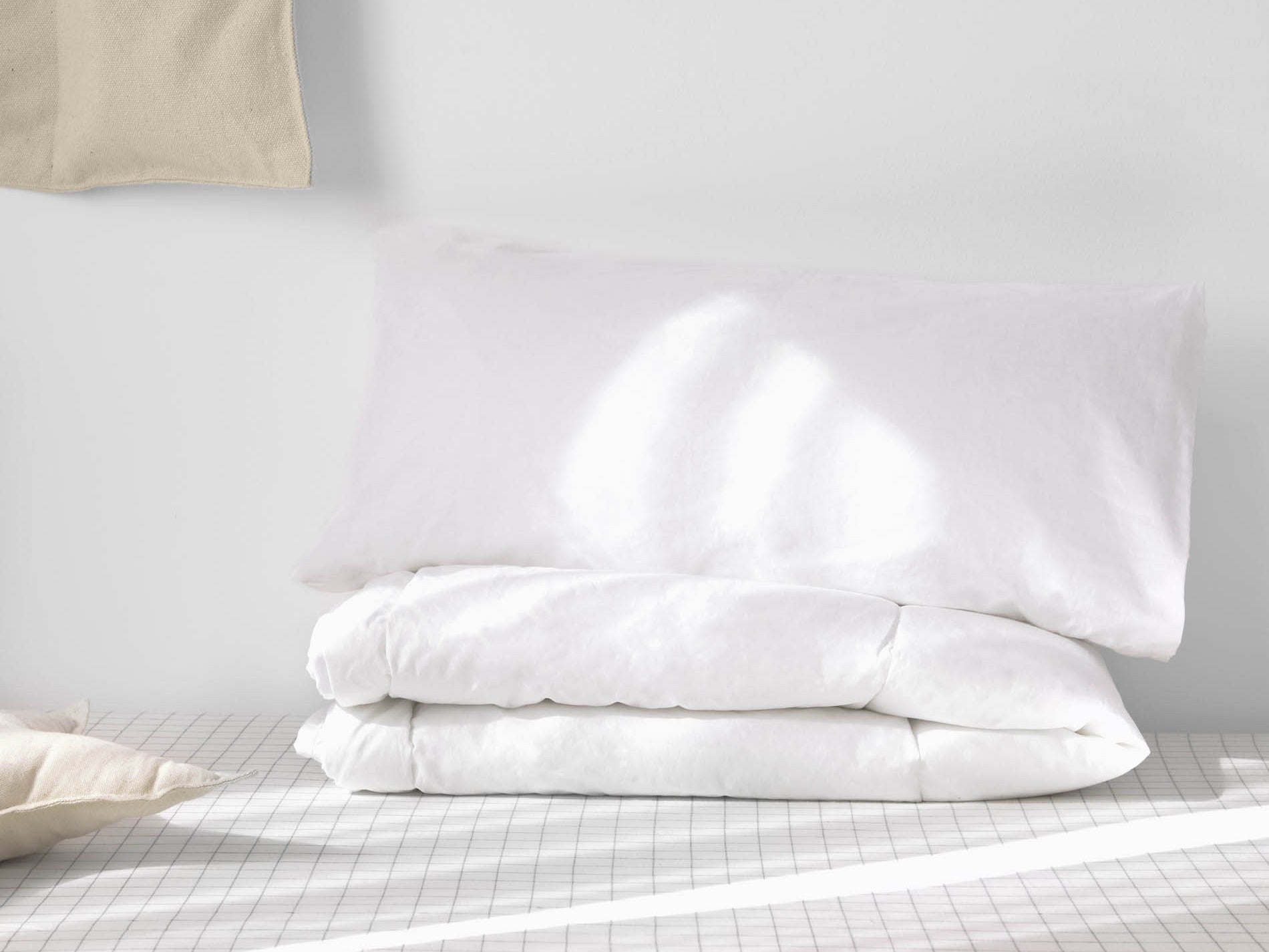 Entdecke die Duvet Kollektion von KAQTU für besten Schlafkomfort. Hochwertige, nachhaltige Materialien und hypoallergene Füllungen für jeden Schlafstil.